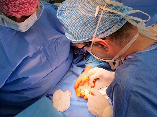 V Rumburku operoval MUDr. Tomáš Novotný  Ph.D.  přednosta ortopedické kliniky.
