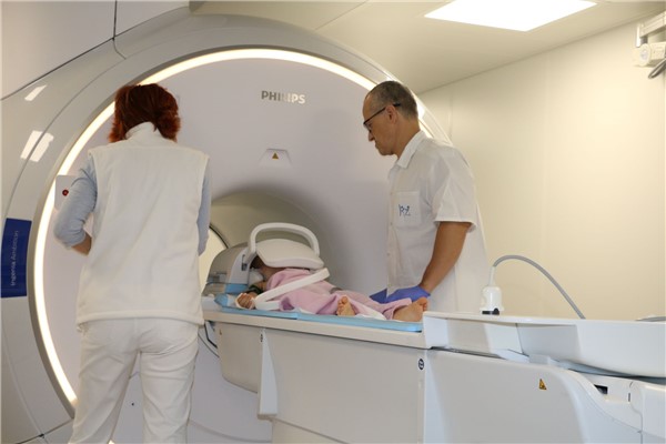 Nemocnice má k dispozici nutný anesteziologický přístroj k magnetické rezonanci (MR) a příslušnou infuzní techniku a monitoring včetně plynového modulu