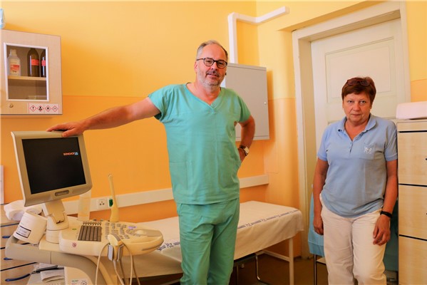 Přednosta MUDr. Jan Schraml  Ph.D.  a sestra Venuše Gazdová v urologické ambulanci v Nemocnici Rumburk.