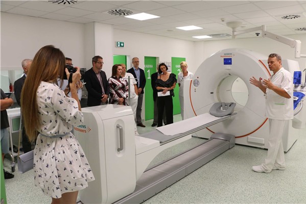 Primář MUDr. Aleš Chodacki prezentuje nový přístroj pro pozitronovou emisní tomografii při slavnostním zahájení provozu PET centra na Oddělení nukleární medicíny Krajské zdravotní  a.s. - Nemocnice Chomutov  o.z.