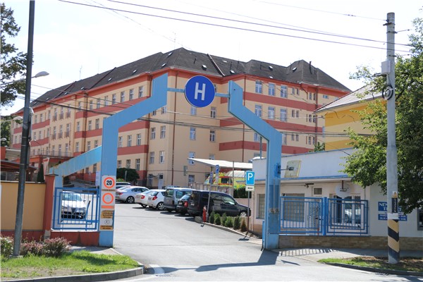 Hlavní vchod do teplické nemocnice z Duchcovské ulice. V pozadí pavilon J. Foto: Krajská zdravotní  a. s.