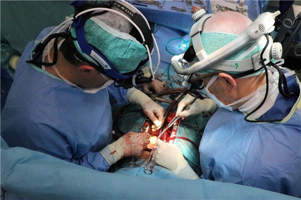 Kardiochirurgové nejprve pacientovi voperovali aortokoronární bypass a dále vytvořili náhradu chlopně z osrdečníku  z tkáně vazivového obalu srdce pacienta. Tu pak všitím cípů umístili na aortální pozici. Foto: Krajská zdravotní  a.s.