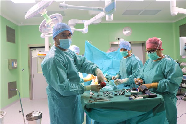 Operační tým  který poprvé provedl výkon v novém pavilonu teplické nemocnice  vedl při ortopedické operaci MUDr. Květoslav Žďánský