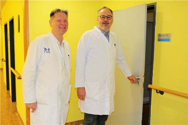 Přednosta MUDr. Jan Schraml, Ph.D. (vpravo) a nemocniční kaplan Mgr. Richard Kavan při vizitě na lůžkovém oddělení Kliniky urologie a robotické chirurgie v ústecké Masarykově nemocnici