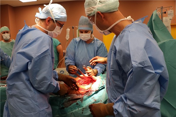 Tým Ortopedické kliniky v Masarykově nemocnici v Ústí nad Labem  vedený přednostou MUDr. Tomášem Novotným  Ph.D.  MBA  nahradil poškozenou část pánve pacienta kloubním implantátem  který byl zkonstruován metodou 3D tisku z titanového prachu přímo na míru pacientovi.