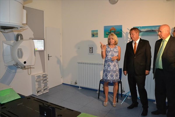 Ministr zdravotnictví si prohlédl modernizované prostory Komplexního onkologického centra a Nukleární medicíny v chomutovské nemocnici  navštívil i nemocnici v Mostě
