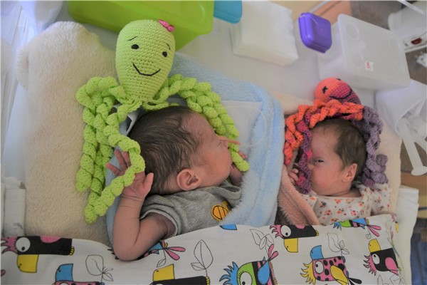 Háčkované chobotničky dělají radost nedonošeným novorozencům. Foto: KZ  a. s./Petr Sochůrek