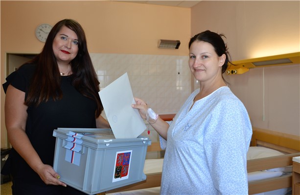 Volebního práva využila pacientka hospitalizovaná po porodu na stanici šestinedělí ústecké Masarykovy nemocnice. Foto: KZ  a. s./Petr Sochůrek