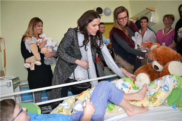 Dětská oddělení Krajské zdravotní navštívily modelky v rámci charitativní akce „Krása pomáhá dětem“. Foto: KZ  a. s./Petr Sochůrek