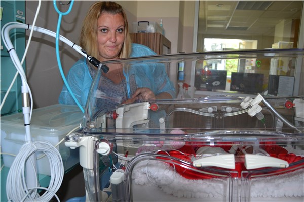 Nové kamery nad inkubátory umožňují vizuální kontakt s novorozencem. Foto: KZ  a. s./Petr Sochůrek