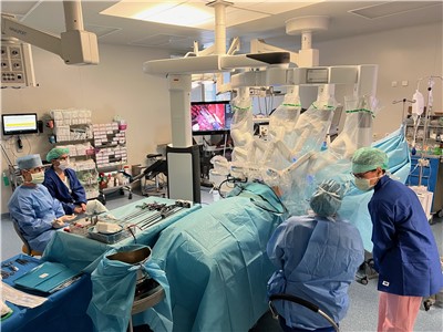 Operace hrudní chirurgie s robotem DaVinci Xi 