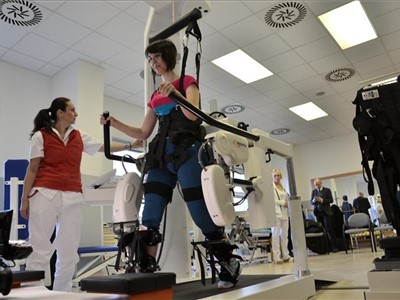 Krajská zdravotní disponuje přístrojem pro roboticky asistovanou rehabilitaci chůze