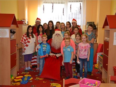 Malé pacienty v Krajské zdravotní navštívil Santa Claus