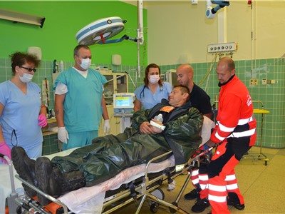 Zdravotníci Krajské zdravotní se zapojili do nácviku zásahu při hromadném neštěstí.