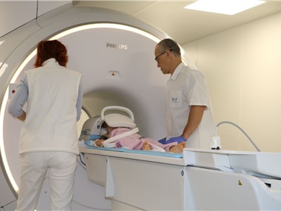 Nemocnice má k dispozici nutný anesteziologický přístroj k magnetické rezonanci (MR) a příslušnou infuzní techniku a monitoring včetně plynového modulu