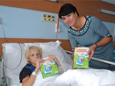 Spisovatelka Helena Centnerová předala svou knihu dětským pacientům ústecké Masarykovy nemocnice 