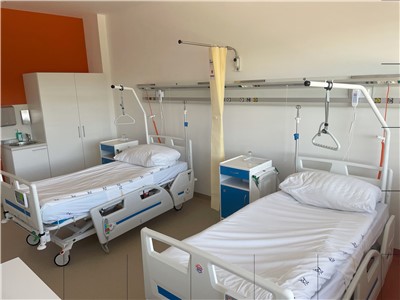 Lůžka Kliniky hrudní chirurgie v novém pavilonu J Masarykovy nemocnice Ústí nad Labem