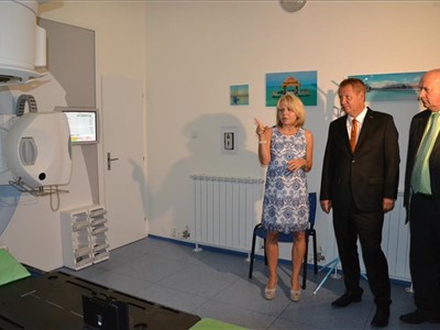 Ministr zdravotnictví si prohlédl modernizované prostory Komplexního onkologického centra a Nukleární medicíny v chomutovské nemocnici, navštívil i nemocnici v Mostě