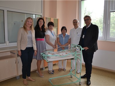 Nové polohovací postýlky pro novorozence nabízí lepší komfort v péči o miminko. Foto: KZ, a. s./Petr Sochůrek