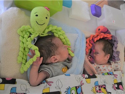 Háčkované chobotničky dělají radost nedonošeným novorozencům. Foto: KZ, a. s./Petr Sochůrek