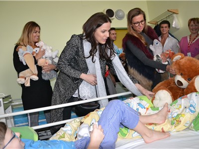 Dětská oddělení Krajské zdravotní navštívily modelky v rámci charitativní akce „Krása pomáhá dětem“. Foto: KZ, a. s./Petr Sochůrek