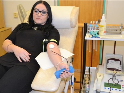 Studenti Podkrušnohorského gymnázia hromadně darovali krev v mostecké nemocnici