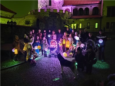 Účastníci lampionového průvodu ke Světovému dni předčasně narozených dětí s cílem na hradě Hněvín v Mostě.