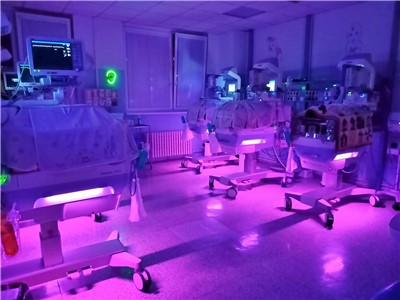 Purpurově nasvícená Neonatologická klinika v Masarykově nemocnici v Ústí nad Labem.