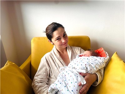 Eliška v náručí maminky Jany Brázdové v litoměřické porodnici