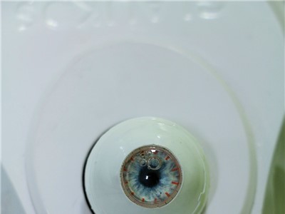 Model oka a mikroimplantátu IStent. Na něm oční specialisté na operaci „trénovali“. Foto: Krajská zdravotní, a.s./Ivo Chrástecký