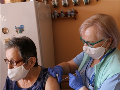 Jedním z pacientů naočkovaných doma byla 89letá Karla Horčová. Foto: Krajská zdravotní, a.s.