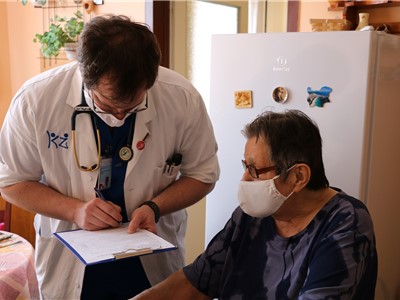 Jedním z pacientů naočkovaných doma byla 89letá Karla Horčová. Foto: Krajská zdravotní, a.s.