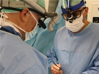 Kardiochirurgové nejprve pacientovi voperovali aortokoronární bypass a dále vytvořili náhradu chlopně z osrdečníku, z tkáně vazivového obalu srdce pacienta. Tu pak všitím cípů umístili na aortální pozici. Foto: Krajská zdravotní, a.s.