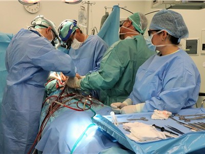 Na operačním sále při kardiochirurgické operaci, při níž získal pacient novou chlopeň vytvořenou z vlastního osrdečníku. Foto: Krajská zdravotní, a.s.
