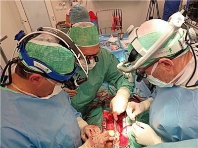 Na operačním sále při kardiochirurgické operaci, při níž získal pacient novou chlopeň vytvořenou z vlastního osrdečníku. Foto: Krajská zdravotní, a.s.