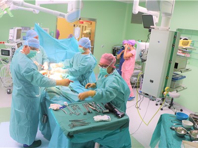 V novém pavilonu operačních sálů teplické nemocnice Krajské zdravotní první zákrok provedli ortopedi