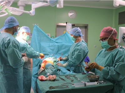 V novém pavilonu operačních sálů teplické nemocnice Krajské zdravotní první zákrok provedli ortopedi
