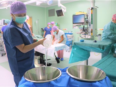V novém pavilonu operačních sálů teplické nemocnice Krajské zdravotní první zákrok provedli ortopedi, na snímku příprava na výkon