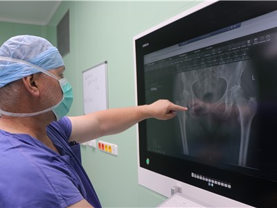 V novém pavilonu operačních sálů teplické nemocnice Krajské zdravotní první zákrok provedli ortopedi, na snímku příprava na výkon