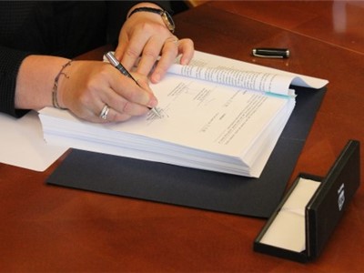 Smlouva o koupi závodu byla podepsána mezi Krajskou majetkovou, p. o., a Krajkou zdravotní, a.s.