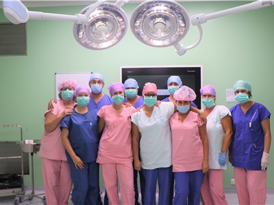Operační tým před první operací v novém pavilonu teplické nemocnice