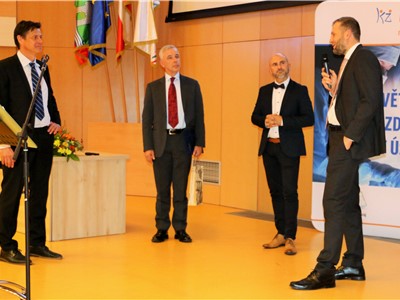 Mezi oceněnými byl i MUDr. Lubomír Kopp, Ph.D., z Kliniky úrazové chirurgie (vpravo). Foto: Krajská zdravotní, a.s.