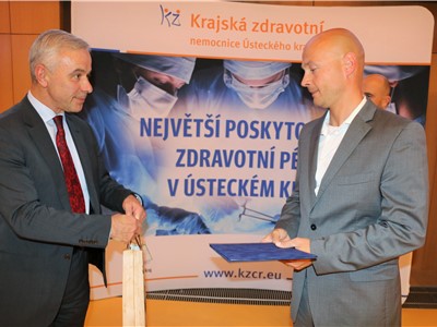 Mezi oceněnými byl i doc. MUDr. Aleš Hejčl, Ph.D., z Neurochirurgické kliniky, jemuž cenu předal generální ředitel KZ MUDr. Petr Malý, MBA (vlevo). Foto: Krajská zdravotní, a.s.