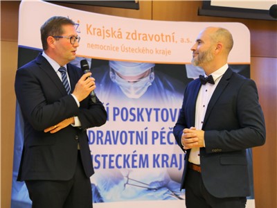 MUDr. Leoš Vysoudil, MBA, místopředseda představenstva KZ, s moderátorem slavnostního večera Alešem Lehkým. Foto: Krajská zdravotní, a.s.