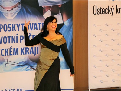 Na závěr programu vystoupila operní pěvkyně Andrea Kalivodová. Foto: Krajská zdravotní, a.s.