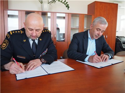 Generální ředitel KZ MUDr. Petr Malý, MBA, a ředitel HZS ÚK plk. Ing. Roman Vyskočil podepsali Memorandum o spolupráci. 