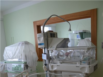 Krajská zdravotní pořídila do chomutovské nemocnice nové polohovací postýlky pro novorozence. Foto: KZ, a. s./Petr Sochůrek