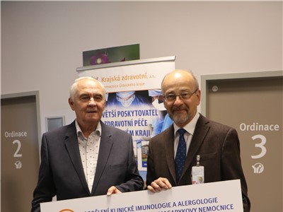 Předseda představenstva Krajské zdravotní, a. s., Ing. Jiří Novák (vlevo) předává logo oddělení klinické imunologie a alergologie primáři MUDr. Daliboru Jílkovi.
