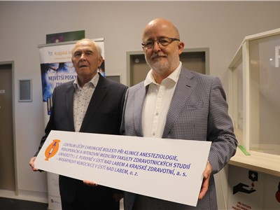 Předseda představenstva Krajské zdravotní, a. s., Ing. Jiří Novák (vlevo) předává logo centra léčby chronické bolesti MUDr. Janu Procházkovi, Ph.D.