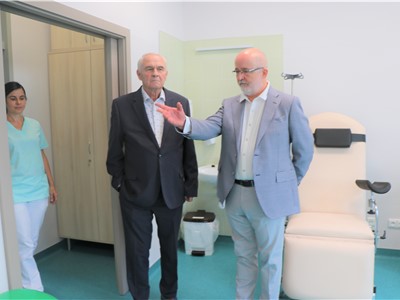 Nové prostory centra léčby chronické bolesti představil MUDr. Jan Procházka, Ph.D. (vpravo).